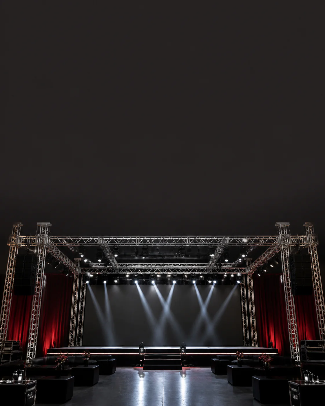 Palco profissional com estruturas de box truss preparado para um evento