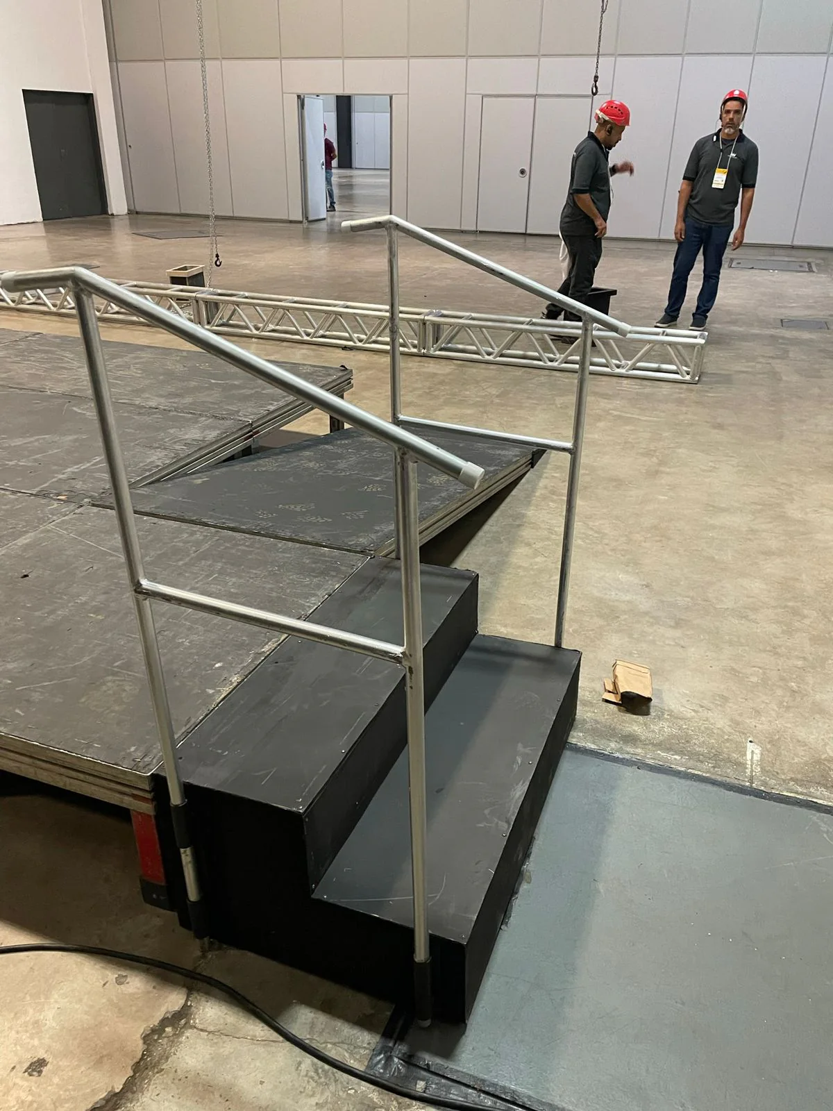 Palco Praticável em alumínio montado pela R2R Eventos — foto 5